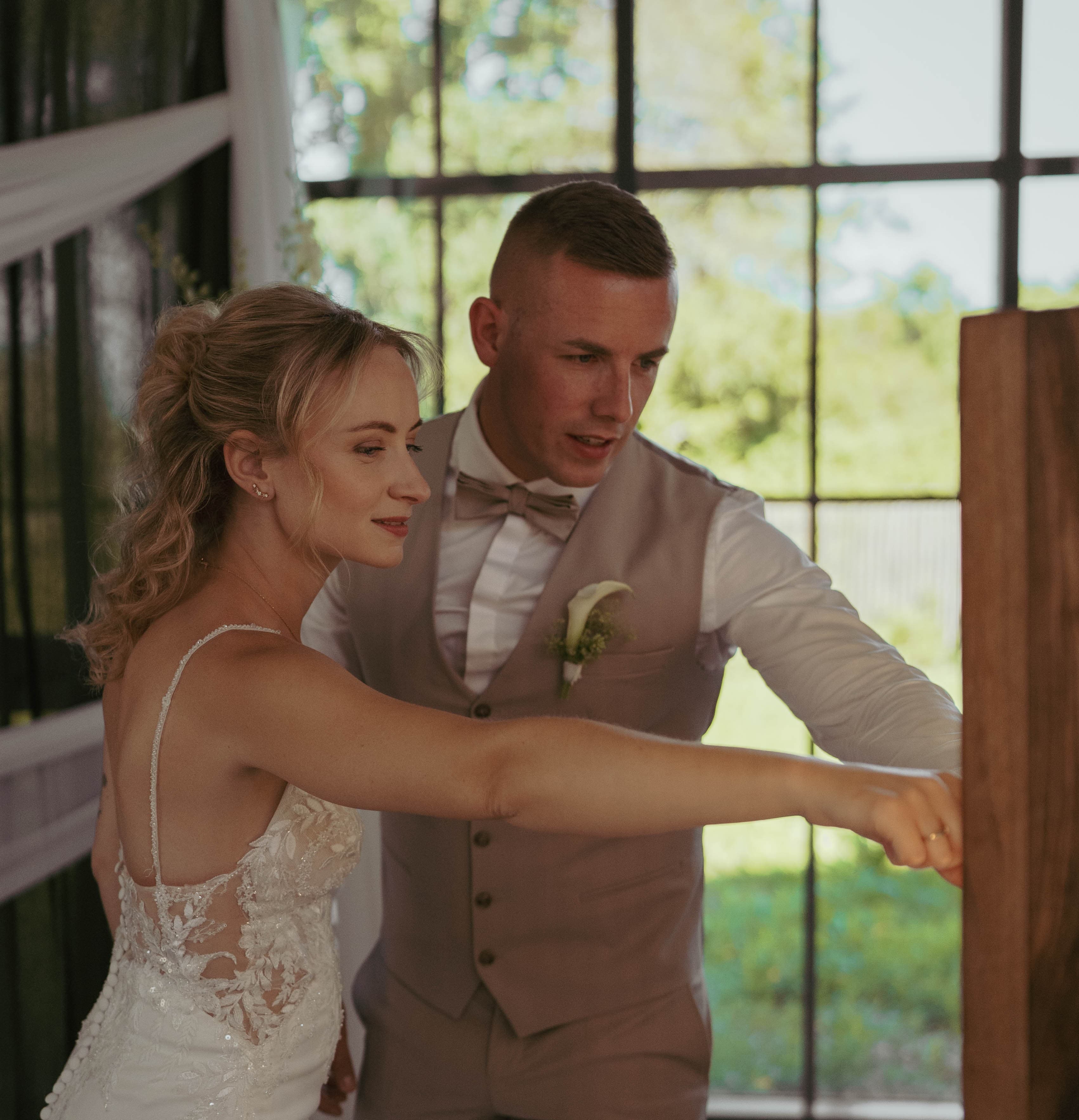 Invités utilisant le photobooth Instant pendant un mariage
