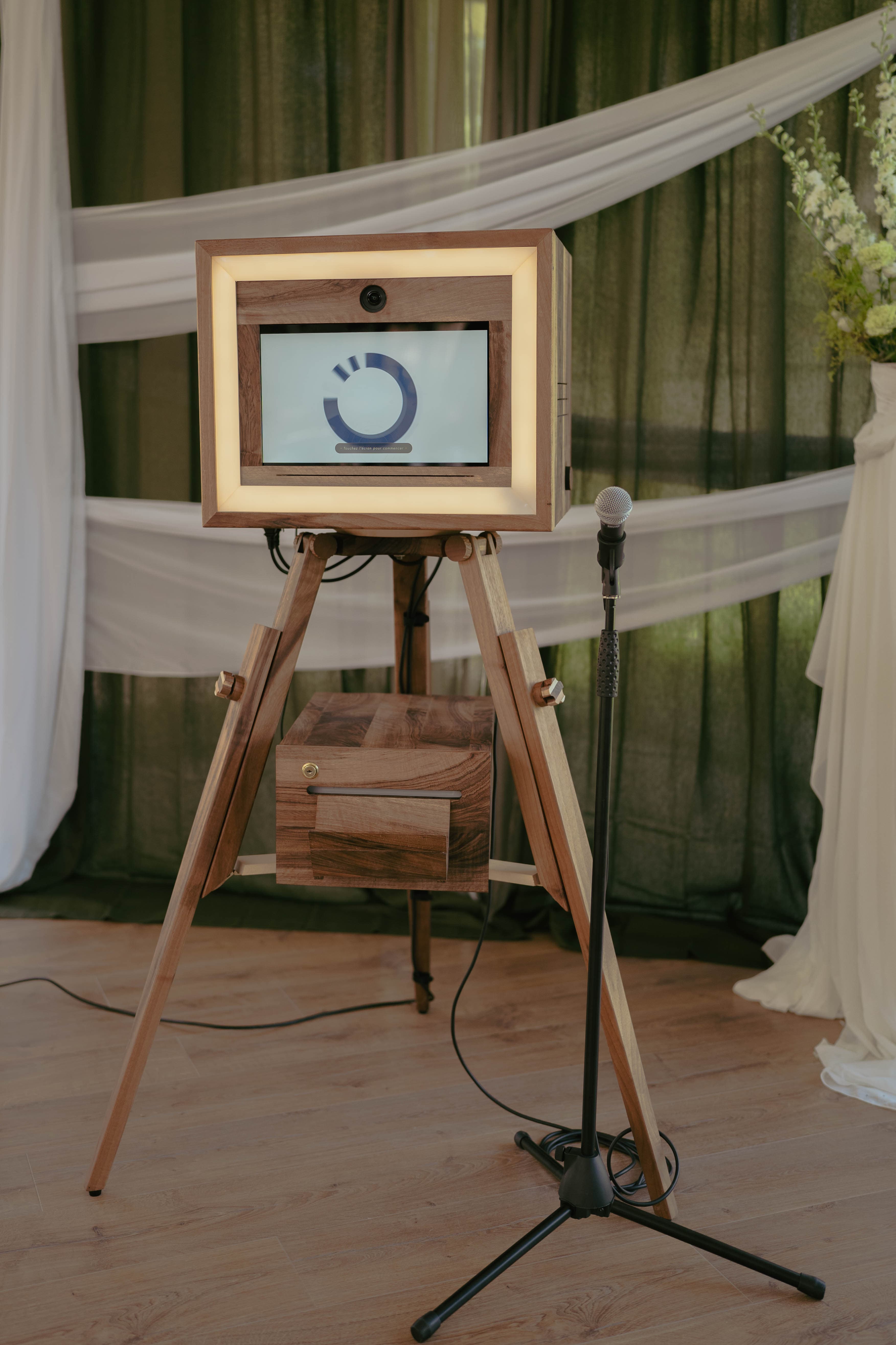 Borne Chronobooth en bois, écran tactile prêt pour un défi vidéo