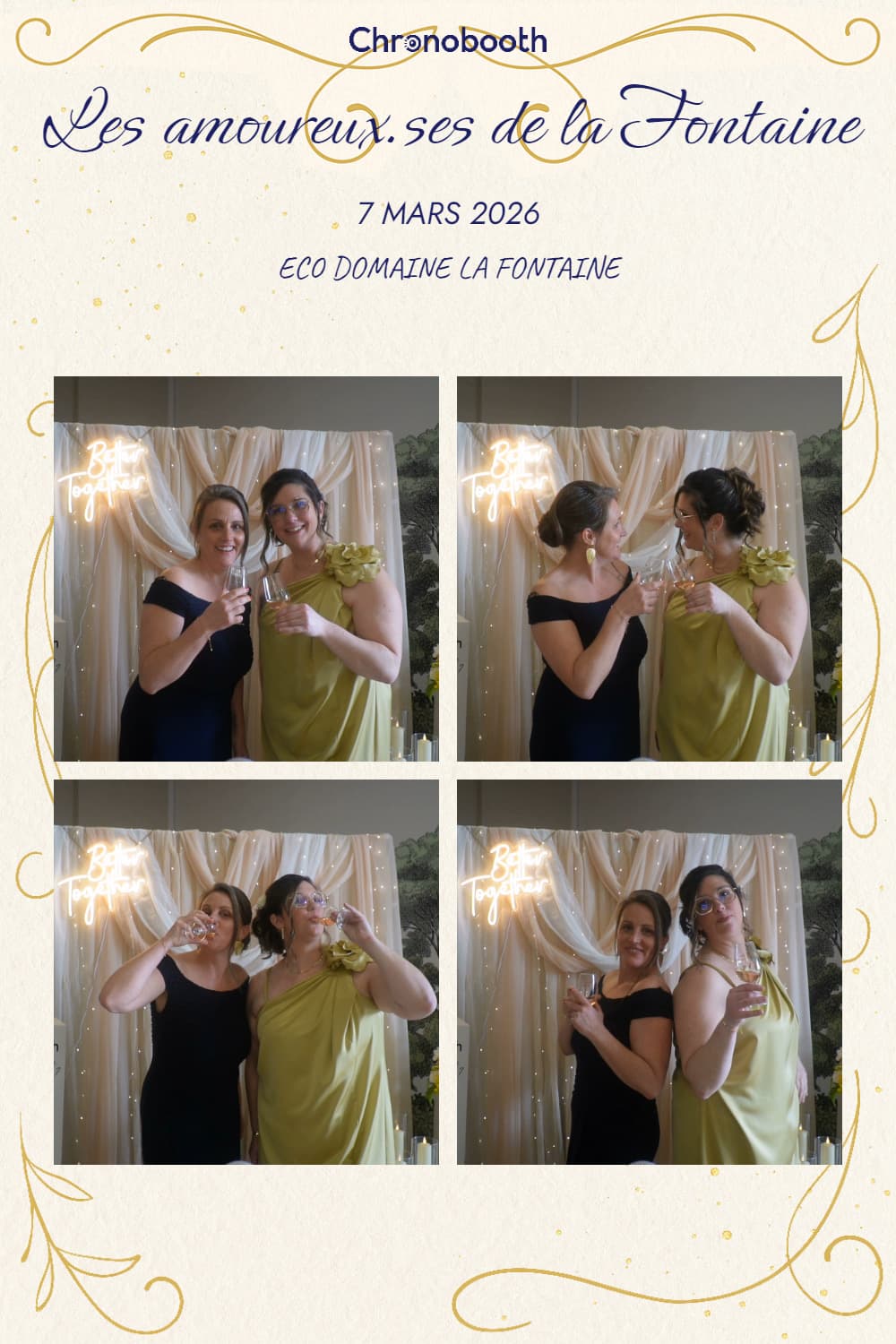Tirage photobooth en grille de quatre photos : deux invitées trinquent devant le décor drapé